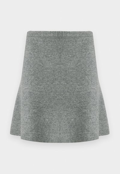 Szara dzianinowa spódnica o rozkloszowanym kroju i prążkowanym pasie, charakteryzująca się miękką fakturą, bez widocznych wzorów i ozdób.