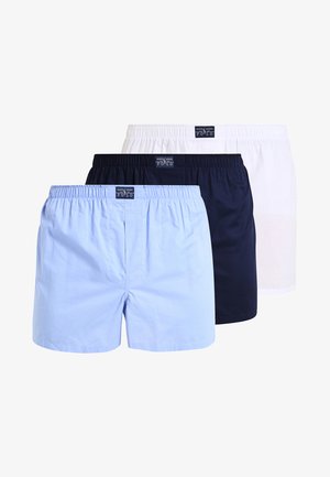Três pares de boxers de algodão masculinos em azul claro, azul marinho e branco. Apresentam uma cintura elástica e uma etiqueta na parte da frente para branding.