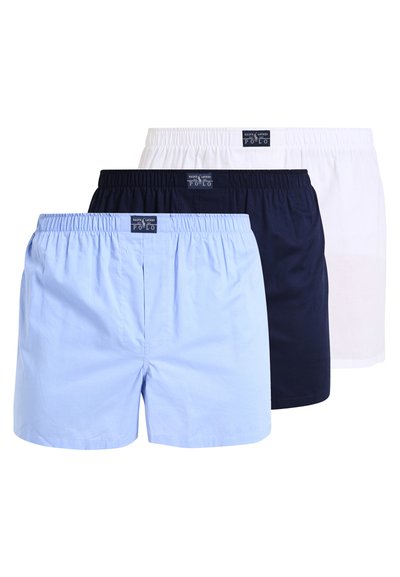 Drie paar heren katoen boxershorts in lichtblauw, marineblauw en wit. Voorzien van een elastische tailleband en een label aan de voorkant voor branding.