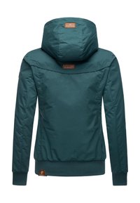 Blågrøn jakke i midterlængde med hætte, ribstrikkede ærmeafslutninger og talje. Har en logo-patch nær bunden og en glat, vandafvisende overflade.