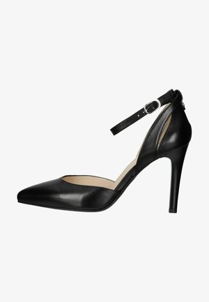 Chaussure à talon aigu noir en cuir avec un bout pointu, une sangle à la cheville et des découpes sur le côté. Texture lisse et design épuré.