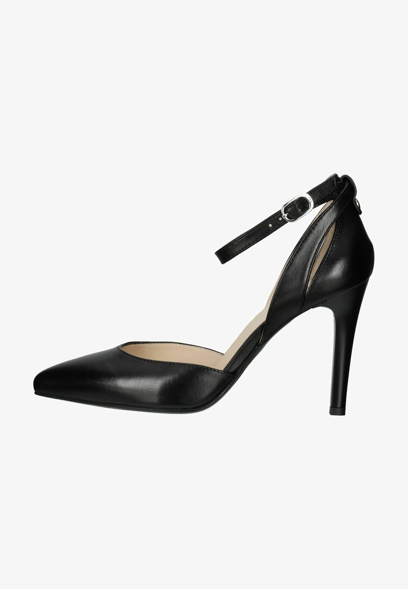Chaussure à talon aigu noir en cuir avec un bout pointu, une sangle à la cheville et des découpes sur le côté. Texture lisse et design épuré.