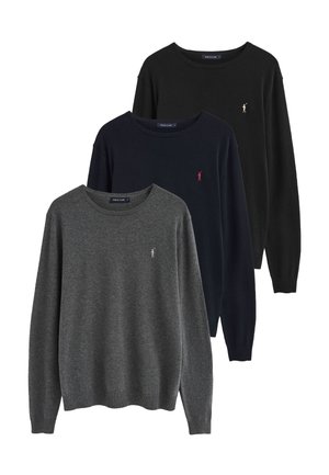 Tre langærmede crewneck-trøjer i mørkegrå, navyblå og sort med små kontrasterende broderede logoer på venstre bryst.