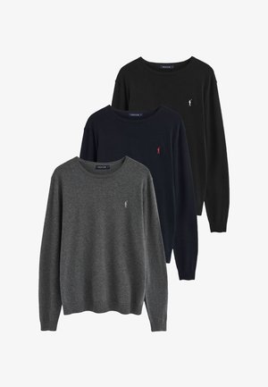 Drie truien met lange mouwen en ronde hals in donkergrijs, marineblauw en zwart, met kleine contrasterende geborduurde logo's op de linkerborst.