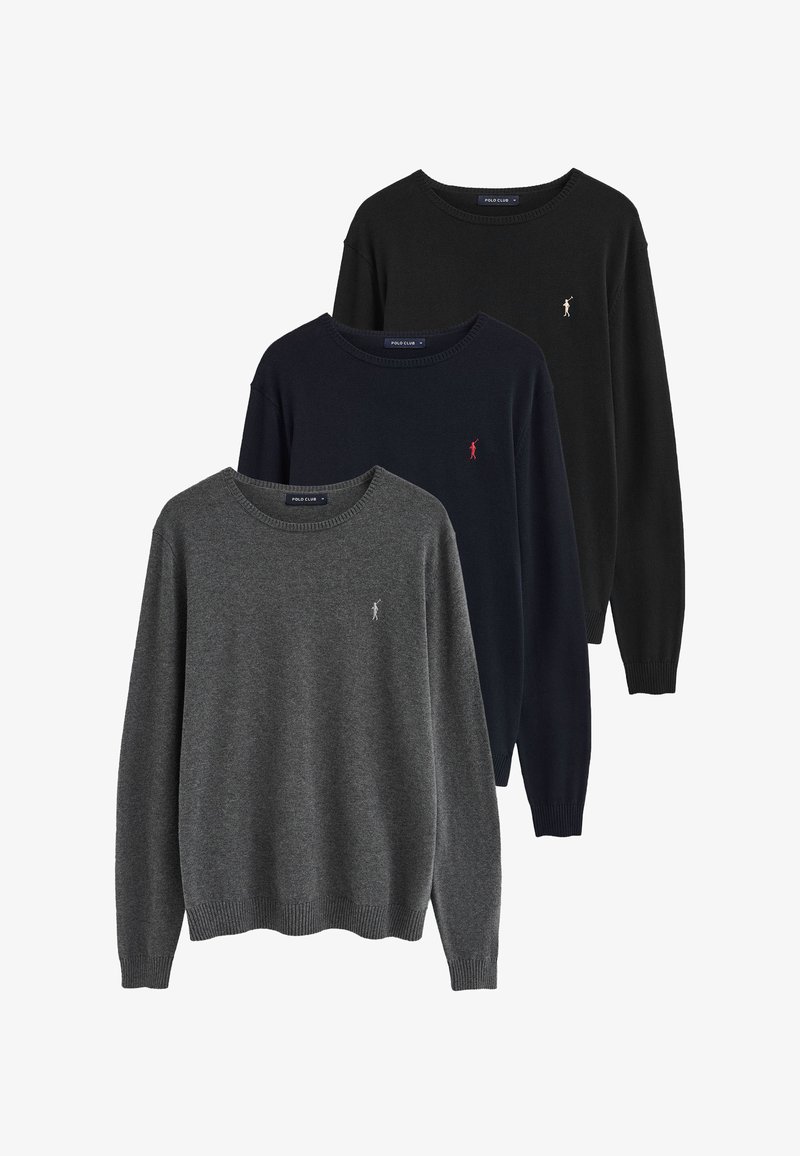 Drei Pullover mit Rundhalsausschnitt und langen Ärmeln in Dunkelgrau, Marineblau und Schwarz, jeweils mit kleinen, kontrastfarbenen, bestickten Logos auf der linken Brust.