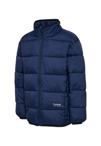 Marineblaue, gepolsterte Jacke mit hohem Kragen, Reißverschluss und horizontaler Naht. Mit Logodetails auf der unteren linken Seite.