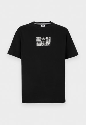 Μαύρο κοντομάνικο T-shirt με μικρό μπροστινό γραφικό που απεικονίζει ασπρόμαυρες εικόνες κολάζ και ένα έμβλημα κορώνας στο κέντρο.