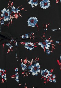 Vestito avvolgente floreale con uno sfondo nero, motivi di fiori blu e rossi, maniche corte e un dettaglio con cintura annodata in vita.