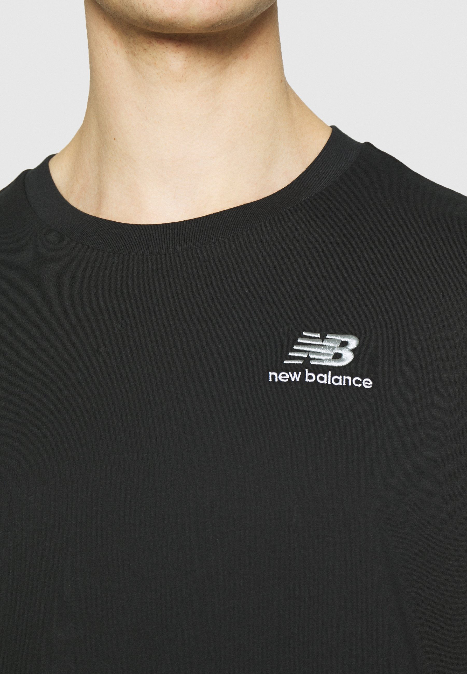New Balance ESSENTIALS EMBROIDERED TEE 