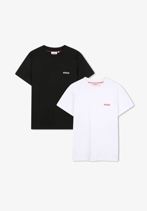 Schwarze und weiße Baumwoll-T-Shirts mit kurzen Ärmeln, die ein kleines "HUGO"-Logo in kontrastierenden Farben auf der Brust tragen.