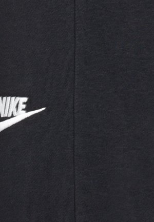 Zwarte stof met zichtbare naad en gedeeltelijk wit Nike-logo met tekst en swoosh-ontwerp aan de linkerkant.