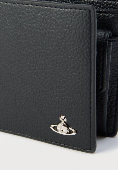 Svart teksturert lær lommebok med et sølvemblem og kontrastfarget søm. Kompakt design med en jevn finish og subtile detaljer.