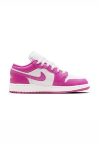Nike niske tenisice s gornjim dijelom od bijele kože sa živopisnim ružičastim detaljima, teksturiranim panelima i odgovarajućom ružičastom potplatom. Bijele vezice upotpunjuju dizajn.