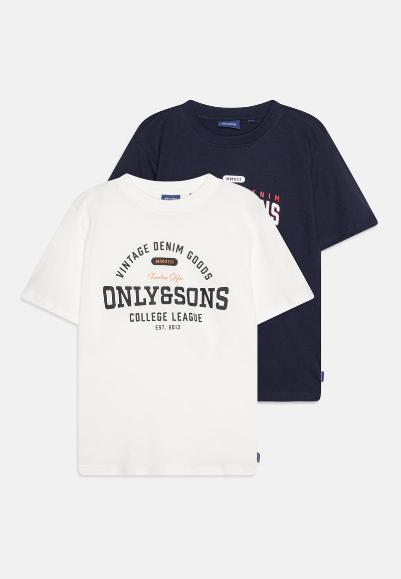 To korteermede t-skjorter, en hvit og en marineblå, med tekstgrafikk i svart og rødt, laget av mykt stoff, med en klassisk rund hals.