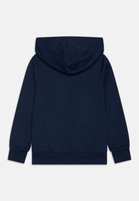 Tamsiai mėlynas džemperis su gobtuvu, pagamintas iš švelnios medvilnės, su kengūros kišene, raukšlėtais rankogaliais ir apačia, pasižymintis paprastu dizainu ir paminkštintu gobtuvu.