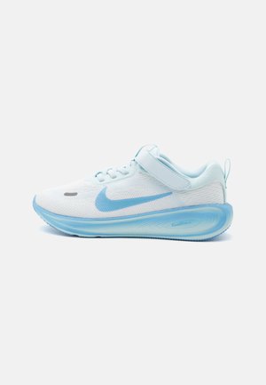 Biały i jasnoniebieski sneaker Nike z niebieskim logo, paskiem na rzepy i amortyzowaną podeszwą oznaczoną "ComfRide", widoczny z boku.