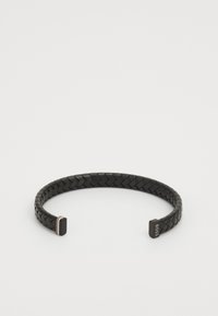 Bracciale in cuoio intrecciato nero con estremità rettangolari lisce; un'estremità presenta un accento in argento con dettagli del logo inciso.