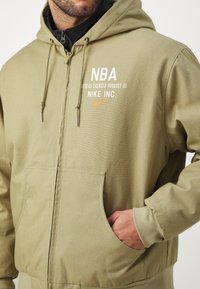 Nike Performance NBA JACKET - Treningsjakke - neutral olive/hyper crimson