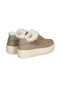 Sneaker in suede color beige con fodera in finta pelliccia bianca, dotati di una suola spessa bianca e suola testurizzata. Logo impresso sul lato.