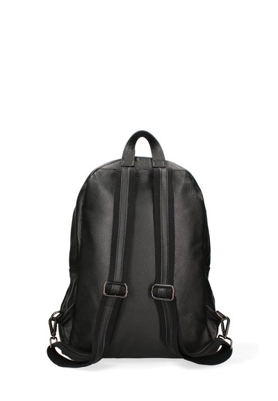 Zaino in pelle nera con finitura testurizzata, schienale imbottito, spallacci regolabili e dettagli in metallo. Nessun motivo visibile.