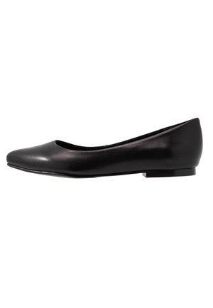Ballerine noire en cuir verni avec un bout arrondi et une semelle basse et plate. Sa texture est lisse avec un design simple et épuré.