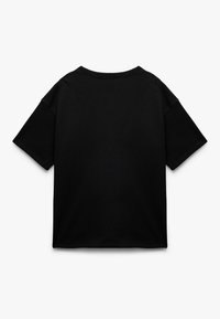 En ensfarvet sort T-shirt med korte ærmer og rund hals, vist fladt med bagsiden fremad mod en hvid baggrund.