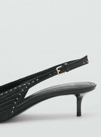 Schwarze Slingback-Pumps mit hohen Absätzen aus strukturiertem Leder mit goldenen Akzenten, verstellbarem Riemen und spitzer Schuhform.