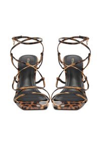 Sandalias de tacón alto con estampado de leopardo en negro y marrón, con punta cuadrada, múltiples tiras cruzadas y acabado brillante.