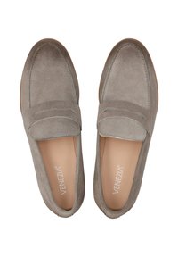 Grijze suède loafers met een sleek design, voorzien van een subtiele gestikte detail aan de voorkant en een gladde tan inlegzool.