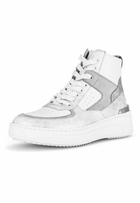 Wysokie trampki wykonane z białej skóry z szarymi zamszowymi akcentami. Charakteryzują się osłoną na palce, perforowanymi detalami i grubą białą podeszwą.