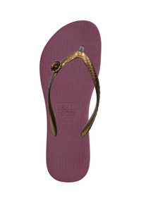 Paarse rubberen teenslippers met een gestructureerde voetbed, goudkleurige thongbanden voorzien van een decoratieve edelsteen. Gemarkeerd met maatinformatie.