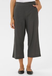 Culottes gris en tissu léger, présentant une coupe droite, des jambes larges et des poches latérales. La ceinture est lisse et l'ourlet est fini.