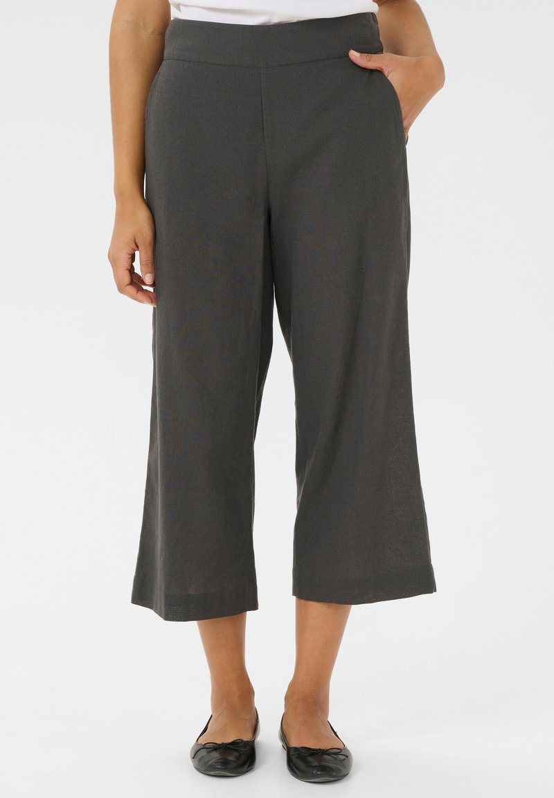 Culottes gris en tissu léger, présentant une coupe droite, des jambes larges et des poches latérales. La ceinture est lisse et l'ourlet est fini.