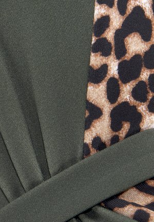 Oliivivihreä kangas, jossa on poimutuksia, sisältäen ruskeasävyisen ja mustapilkullisen leopardikuosiset paneelit, jota korostaa yhteensopiva vyötärökaista.