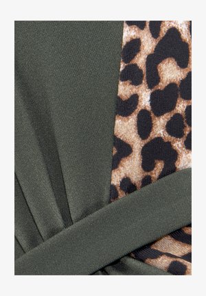 Olive roheline kangas voldidega, millel on pruuni tooni ja mustade täppidega leopardimuster, mida rõhutab sobituv vöökoht.