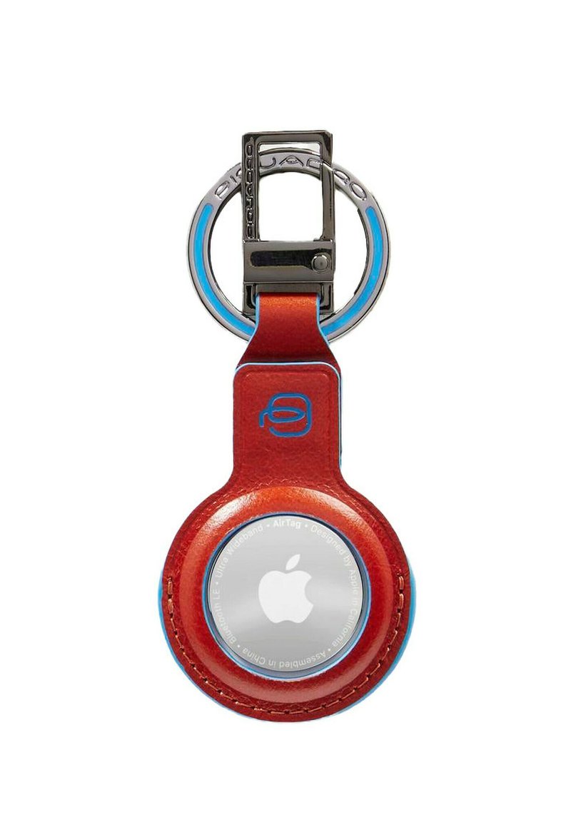 Rode leren sleutelhangerhouder met een rond ontwerp voor een Apple AirTag, voorzien van blauwe accenten en een metalen ring om vast te maken.