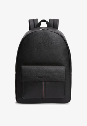 Μαύρο σακίδιο πλάτης από δερματίνη με υφή, με μπροστινή τσέπη, διπλό φερμουάρ, επενδυμένους ιμάντες ώμου και μικρή λεπτομέρεια με κόκκινες, λευκές και μπλε ρίγες.