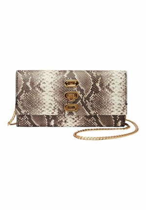 Sac à main en peau de serpent dans des tons de beige et de marron avec des éléments en métal doré et trois fermoirs décoratifs. Dispose d'une bandoulière en chaîne dorée amovible.
