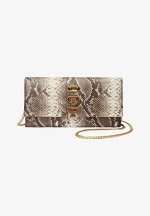 Sac à main en peau de serpent dans des tons de beige et de marron avec des éléments en métal doré et trois fermoirs décoratifs. Dispose d'une bandoulière en chaîne dorée amovible.