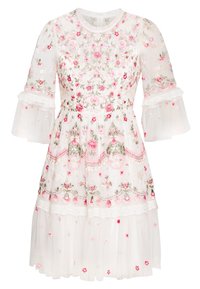 Robe blanche jusqu'aux genoux avec broderie florale rose, manches évasées transparentes, bordure en dentelle et taille cintrée.