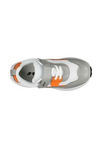 Chaussure de sport grise et blanche avec une tige en mesh, des accents orange contrastants, une sangle ajustable et des lacets blancs. Bout arrondi et semelle texturée.