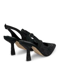 Scarpe con tacco alto in nero, con punta affusolata, tomaia texturizzata e accenti decorativi a fantasia. Presentano una fibbia rotonda su una cinghia regolabile.