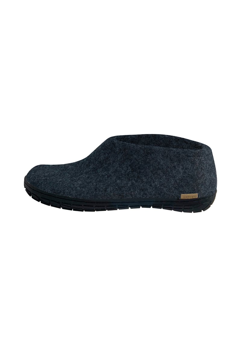 Scarpa slip-on in felt grigio scuro con suola in gomma nera, taglio basso alla caviglia e piccolo cartellino in tessuto beige sul lato.