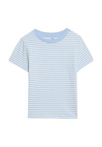 Maglietta a maniche corte azzurro chiaro con sottili righe orizzontali bianche, scollatura rotonda e materiale in cotone morbido.