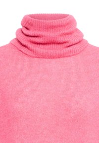 Pull col roulé tricoté rose avec un col côtelé plié et un tissu doux texturé.