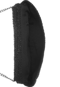 Černá psaníčko vyrobená z texturované látky s třpytivým povrchem, se látkovým interiérem a kapsou na zip. S připevněným řetězovým popruhem.