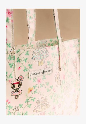 Geantă tote crem cu model floral și mici personaje de desene animate purtând rochii, cu logo-urile Cath Kidston și tokidoki.