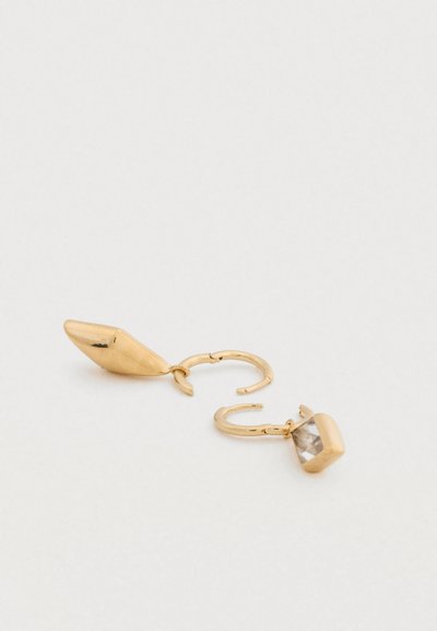 Σκουλαρίκια με χρυσό τόνο σε αιχμηρό σχήμα και ορθογώνιο κρύσταλλο ως γοητεία. Λείο φινίρισμα με σχεδιασμό κλειδώματος σε σχήμα κρίκου.