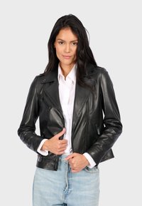 Černá kožená motocyklová bunda se přiléhavým střihem, zapínáním na zip a dvěma bočními kapsami. Hladká textura a detail s výstřihem.