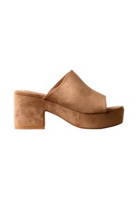 Mule marron en daim à bout ouvert avec talon épais de hauteur moyenne à haute et semelle plateforme, vue de profil sur fond blanc.